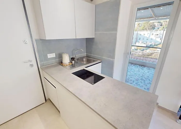 דירה 98gb - 2p With Terrace And Side Sea View מנטון